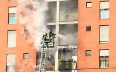 Milano, rogo nel palazzo di 13 piani: tre salvati, 13enne grave