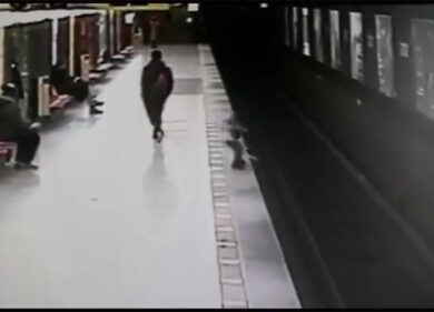 MILANO, BIMBO CADE NELLA METRO: GIOVANE EROE LO SALVA