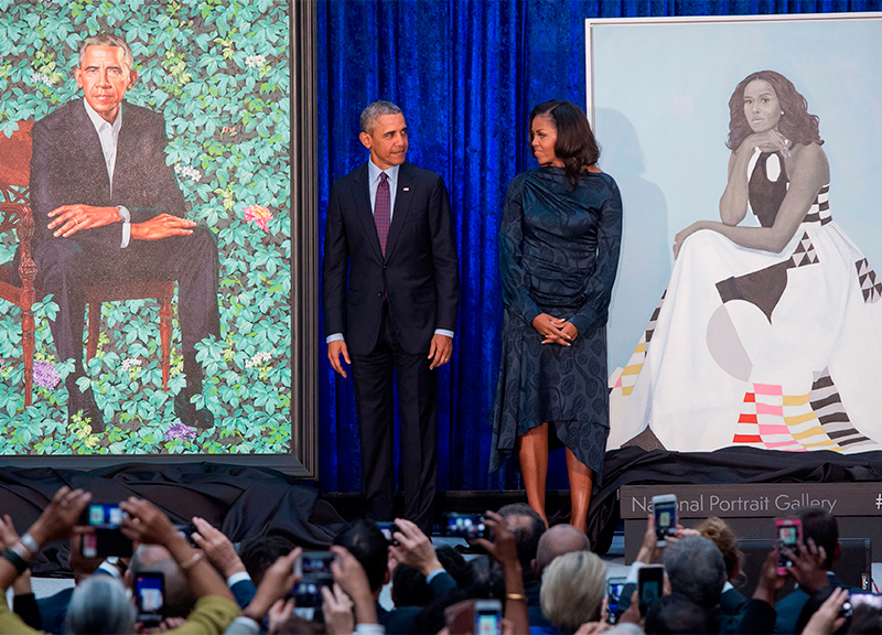 Obama, ecco i ritratti ufficiali. Michelle e l’abito simbolo. Foto Obama, ecco i ritratti ufficiali. Michelle e l’abito simbolo. Foto