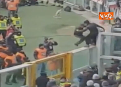 Derby Toro-Juve, tifoso granata getta giù dalla balaustra ultras juventino