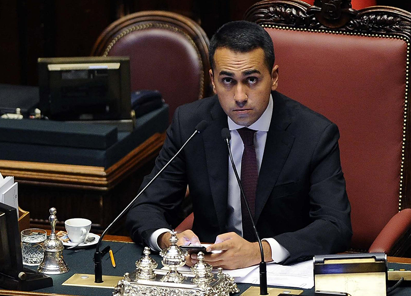 Elezioni 2018, Di Maio nei guai: altri due rifiutano di fare i ministri m5s Elezioni 2018, Di Maio nei guai: altri due rifiutano di fare i ministri m5s