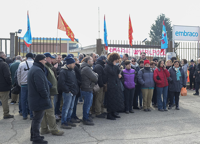 Embraco, operaio s’incatena ai cancelli.Calenda: verifica Ue sarà rigorosa Embraco, operaio s’incatena ai cancelli.Calenda: verifica Ue sarà rigorosa