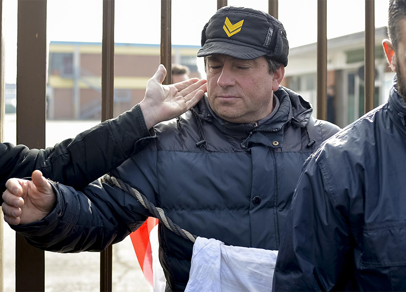 Embraco, operaio s’incatena ai cancelli.Calenda: verifica Ue sarà rigorosa Embraco, operaio s’incatena ai cancelli.Calenda: verifica Ue sarà rigorosa