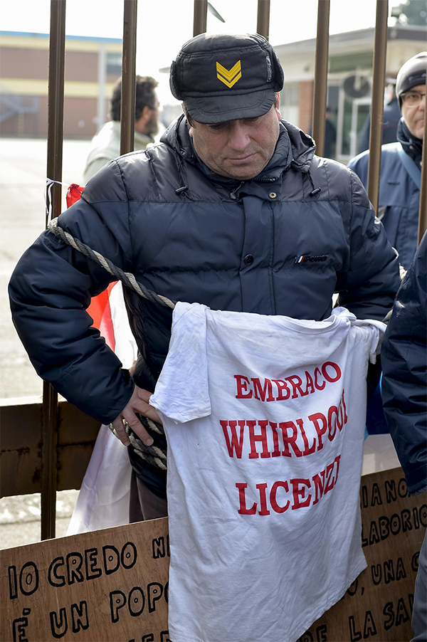 Embraco, operaio s’incatena ai cancelli.Calenda: verifica Ue sarà rigorosa Embraco, operaio s’incatena ai cancelli.Calenda: verifica Ue sarà rigorosa