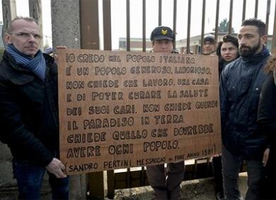 Embraco, operaio s’incatena ai cancelli.Calenda: verifica Ue sarà rigorosa