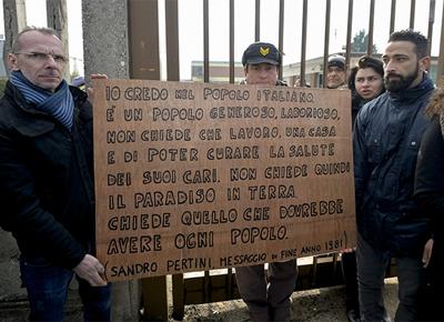 Embraco, operaio s’incatena ai cancelli.Calenda: verifica Ue sarà rigorosa Embraco, operaio s’incatena ai cancelli.Calenda: verifica Ue sarà rigorosa