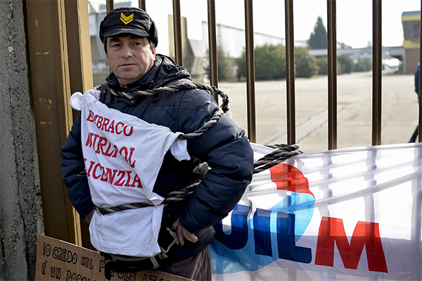 Embraco, operaio s’incatena ai cancelli.Calenda: verifica Ue sarà rigorosa Embraco, operaio s’incatena ai cancelli.Calenda: verifica Ue sarà rigorosa