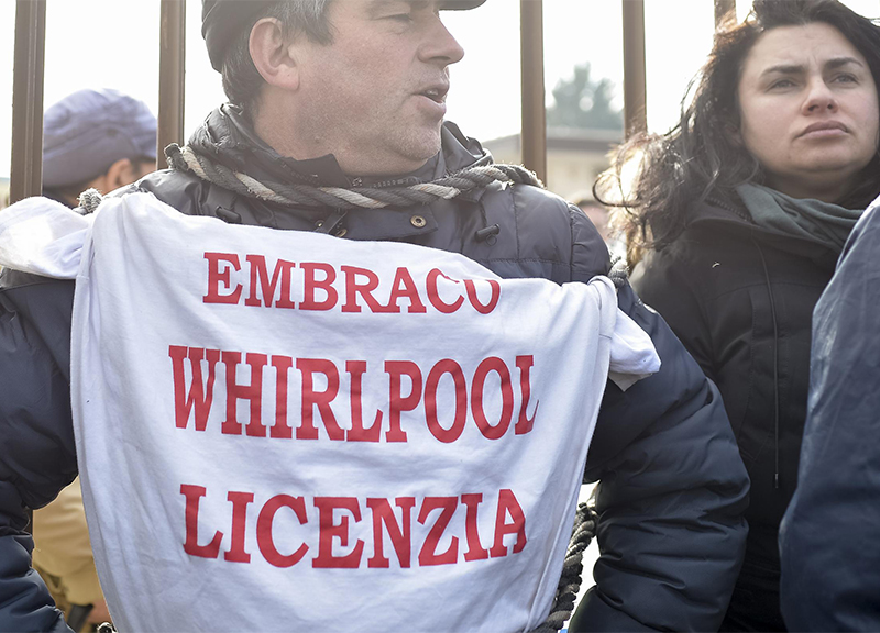 Embraco, operaio s’incatena ai cancelli.Calenda: verifica Ue sarà rigorosa Embraco, operaio s’incatena ai cancelli.Calenda: verifica Ue sarà rigorosa