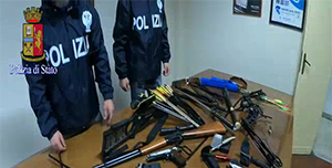 Aggredisce agenti con arco e frecce: arrestato. In casa un arsenale di armi