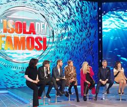 Isola dei Famosi 2018 choc. Mutandine in vista e ‘canna-gate’. Isola 2018 news