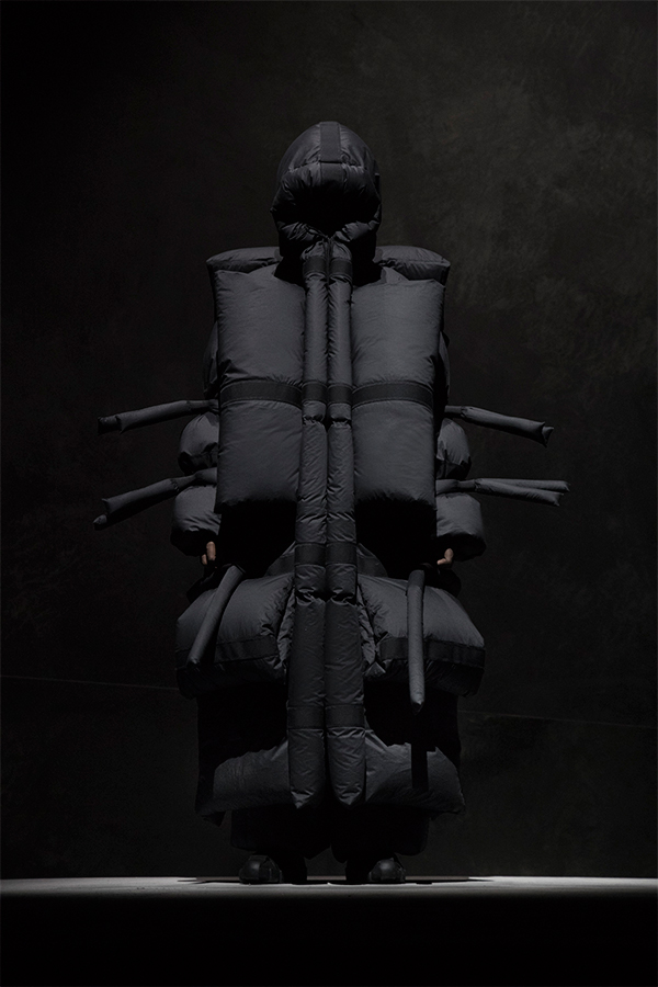 Moncler rivoluziona il concetto di sfilata. Con “Genius” il futuro inizia ora Moncler rivoluziona il concetto di sfilata. Con “Genius” il futuro inizia ora