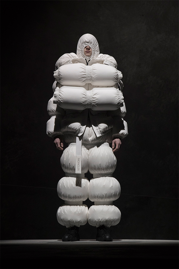 Moncler rivoluziona il concetto di sfilata. Con “Genius” il futuro inizia ora Moncler rivoluziona il concetto di sfilata. Con “Genius” il futuro inizia ora