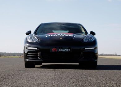 Intelligenza artificiale, Huawei presenta la prima auto guidata da smartphone