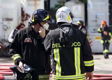 Incendio in un’azienda chimica:  operaio ustionato nel Milanese
