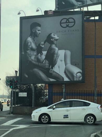 Milano, pubblicità sessista: dopo Napoli rimossa anche a Milano. Foto