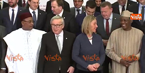 Gentiloni e l’abbraccio con Juncker alla conferenza sul Sahel