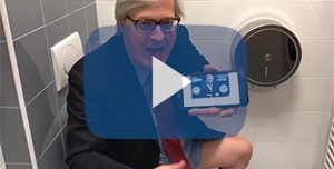 Elezioni 2018, Vittorio Sgarbi al gabinetto: “Di Maio meglio del guttalax” Elezioni 2018, Vittorio Sgarbi al gabinetto: “Di Maio meglio del guttalax”