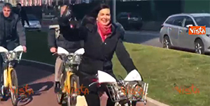Boldrini in bicicletta per una passeggiata elettorale di Liberi e Uguali