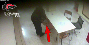 Educatore scolastico derubava alunni e insegnanti: inchiodato da telecamere