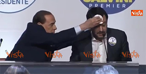 Berlusconi asciuga il sudore di Salvini che dice: “Sono felice ma stanco”