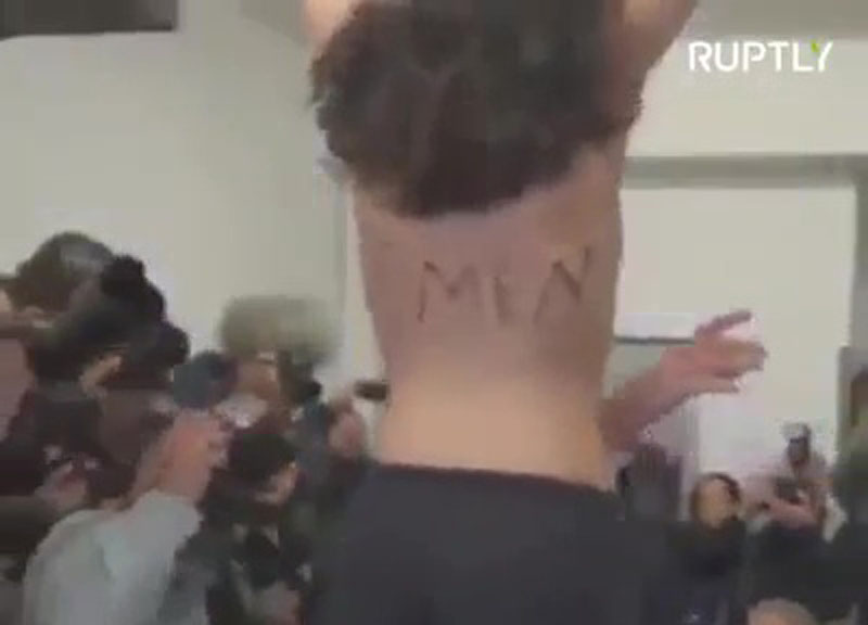 Elezioni 2018, Berlusconi contestato da una Femen: identificata ed espulsa Elezioni 2018, Berlusconi contestato da una Femen: identificata ed espulsa