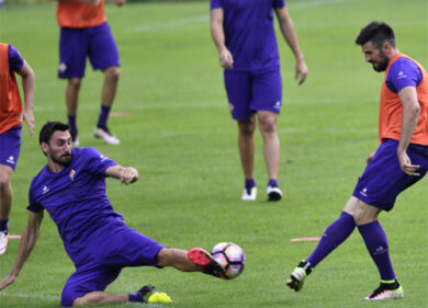 Astori, omaggio commovente dei giocatori della Fiorentina al Franchi