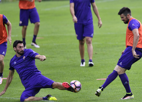 Astori, omaggio commovente dei giocatori della Fiorentina al Franchi Astori, omaggio commovente dei giocatori della Fiorentina al Franchi