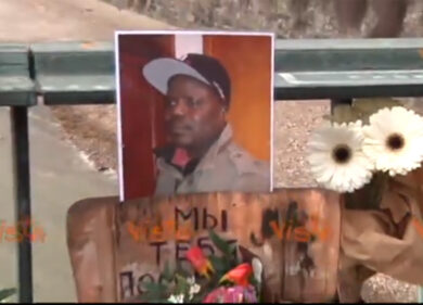 Firenze, biglietti e fiori per il senegalese ucciso sul ponte Vespucci