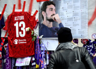 Astori, maglia numero 13 sulla bara. Folla commossa a Coverciano