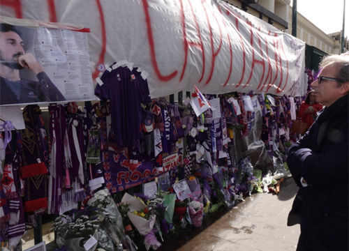 Astori, abbraccio Viola a Coverciano. Aperta camera ardente Astori, abbraccio Viola a Coverciano. Aperta camera ardente
