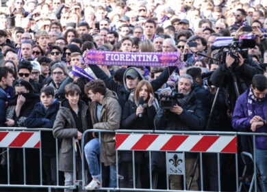 Astori funerali, cori per Davide all’uscita del feretro: “C’è solo un capitano”