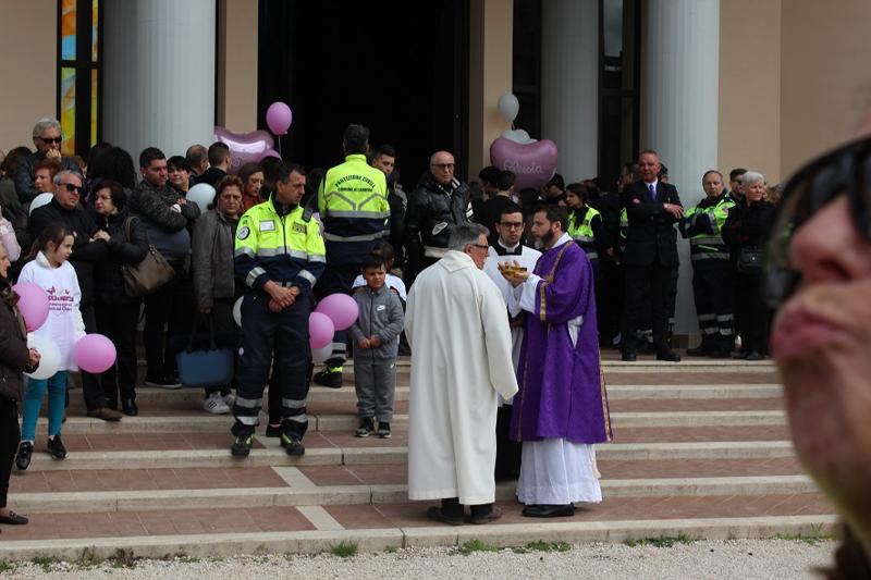 Tragedia Latina, ultimo saluto ad Alessia e Martina. Contestato il prete. FOTO Tragedia Latina, ultimo saluto ad Alessia e Martina. Contestato il prete. FOTO