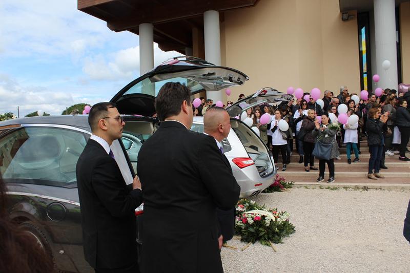 Tragedia Latina, ultimo saluto ad Alessia e Martina. Contestato il prete. FOTO Tragedia Latina, ultimo saluto ad Alessia e Martina. Contestato il prete. FOTO