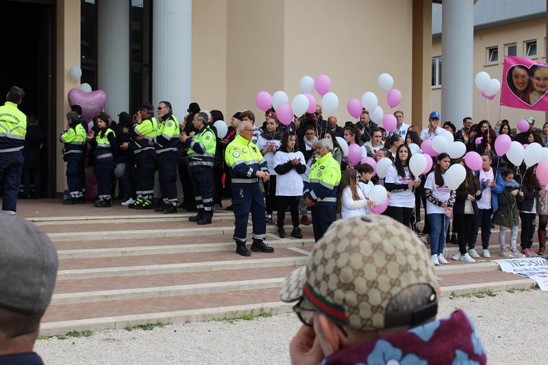 Tragedia Latina, ultimo saluto ad Alessia e Martina. Contestato il prete. FOTO Tragedia Latina, ultimo saluto ad Alessia e Martina. Contestato il prete. FOTO