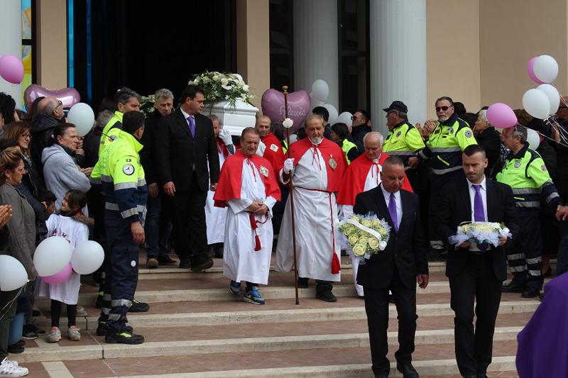 Tragedia Latina, ultimo saluto ad Alessia e Martina. Contestato il prete. FOTO Tragedia Latina, ultimo saluto ad Alessia e Martina. Contestato il prete. FOTO