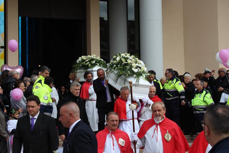 Tragedia Latina, ultimo saluto ad Alessia e Martina. Contestato il prete. FOTO Tragedia Latina, ultimo saluto ad Alessia e Martina. Contestato il prete. FOTO