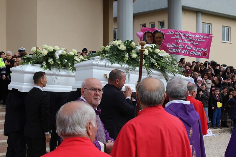 Tragedia Latina, ultimo saluto ad Alessia e Martina. Contestato il prete. FOTO Tragedia Latina, ultimo saluto ad Alessia e Martina. Contestato il prete. FOTO