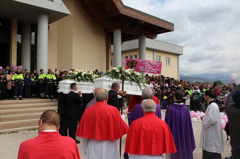 Tragedia Latina, ultimo saluto ad Alessia e Martina. Contestato il prete. FOTO Tragedia Latina, ultimo saluto ad Alessia e Martina. Contestato il prete. FOTO