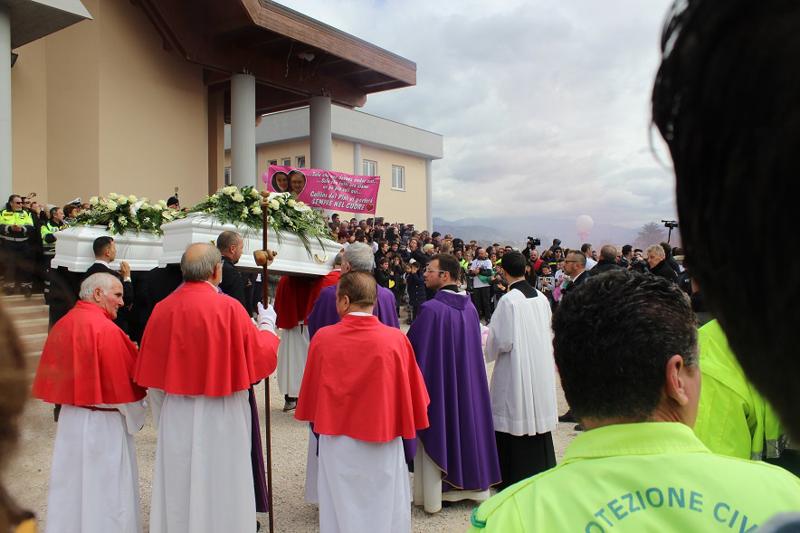 Tragedia Latina, ultimo saluto ad Alessia e Martina. Contestato il prete. FOTO Tragedia Latina, ultimo saluto ad Alessia e Martina. Contestato il prete. FOTO