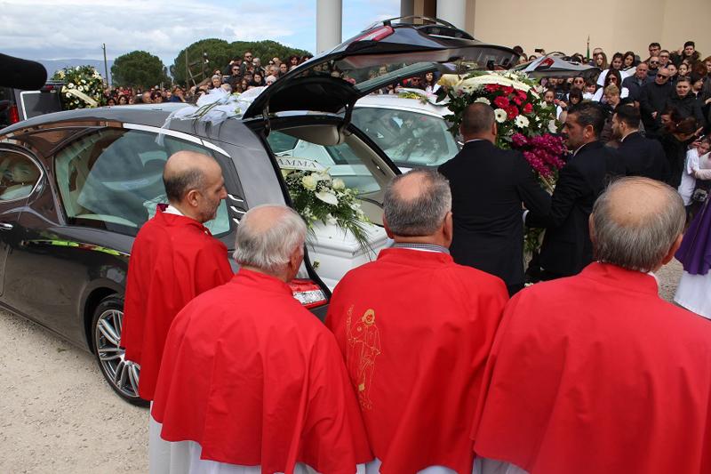 Tragedia Latina, ultimo saluto ad Alessia e Martina. Contestato il prete. FOTO Tragedia Latina, ultimo saluto ad Alessia e Martina. Contestato il prete. FOTO