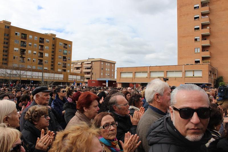 Tragedia Latina, ultimo saluto ad Alessia e Martina. Contestato il prete. FOTO Tragedia Latina, ultimo saluto ad Alessia e Martina. Contestato il prete. FOTO