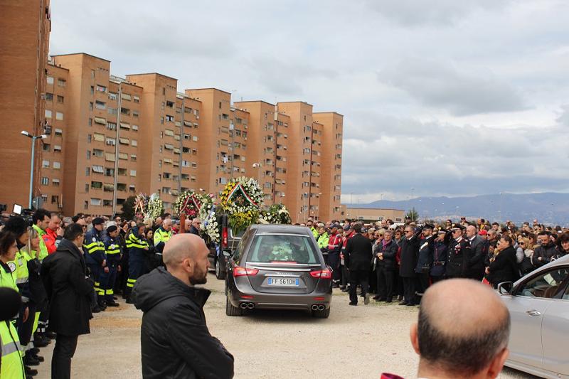 Tragedia Latina, ultimo saluto ad Alessia e Martina. Contestato il prete. FOTO Tragedia Latina, ultimo saluto ad Alessia e Martina. Contestato il prete. FOTO