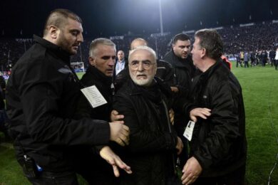 Grecia: presidente Paok armato in campo, campionato sospeso