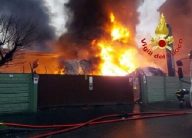 Cologno Monzese, vasto incendio in una cartiera: 15 persone evacuate