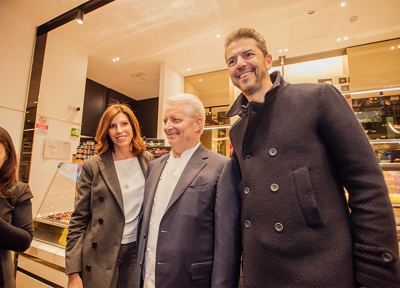 Iginio Massari ha inaugurato la pasticceria a Milano, le foto dell’evento Iginio Massari ha inaugurato la pasticceria a Milano, le foto dell’evento
