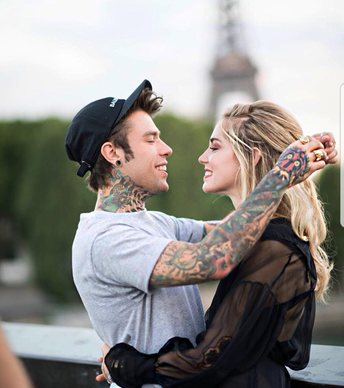 Ferragni gravidanza, Fedez prova a parlare inglese ma lei lo boccia. VIDEO
