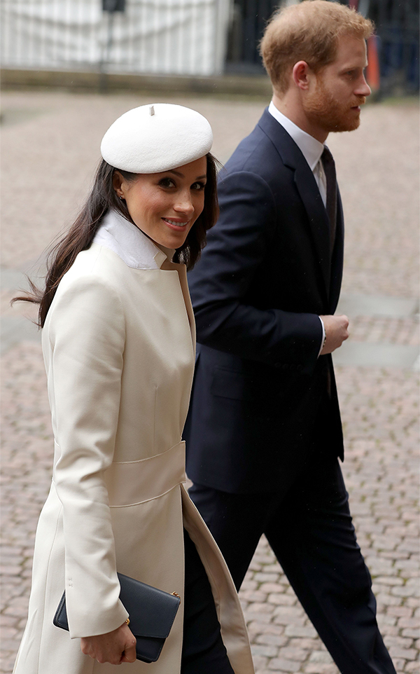 Meghan Markle, gaffe in chiesa col principe Harry. Meghan Markle: il video