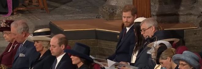 Meghan Markle, gaffe in chiesa col principe Harry. Meghan Markle: il video