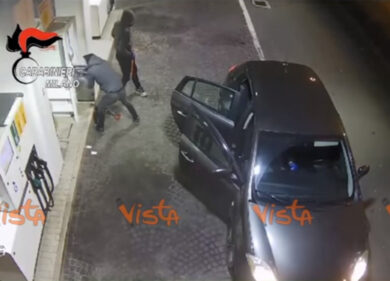 Banda svuotava le colonnine dei distributori di carburante: le immagini