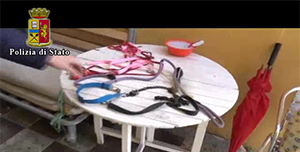 Imperia, segrega la madre per otto anni: il video della casa degli orrori